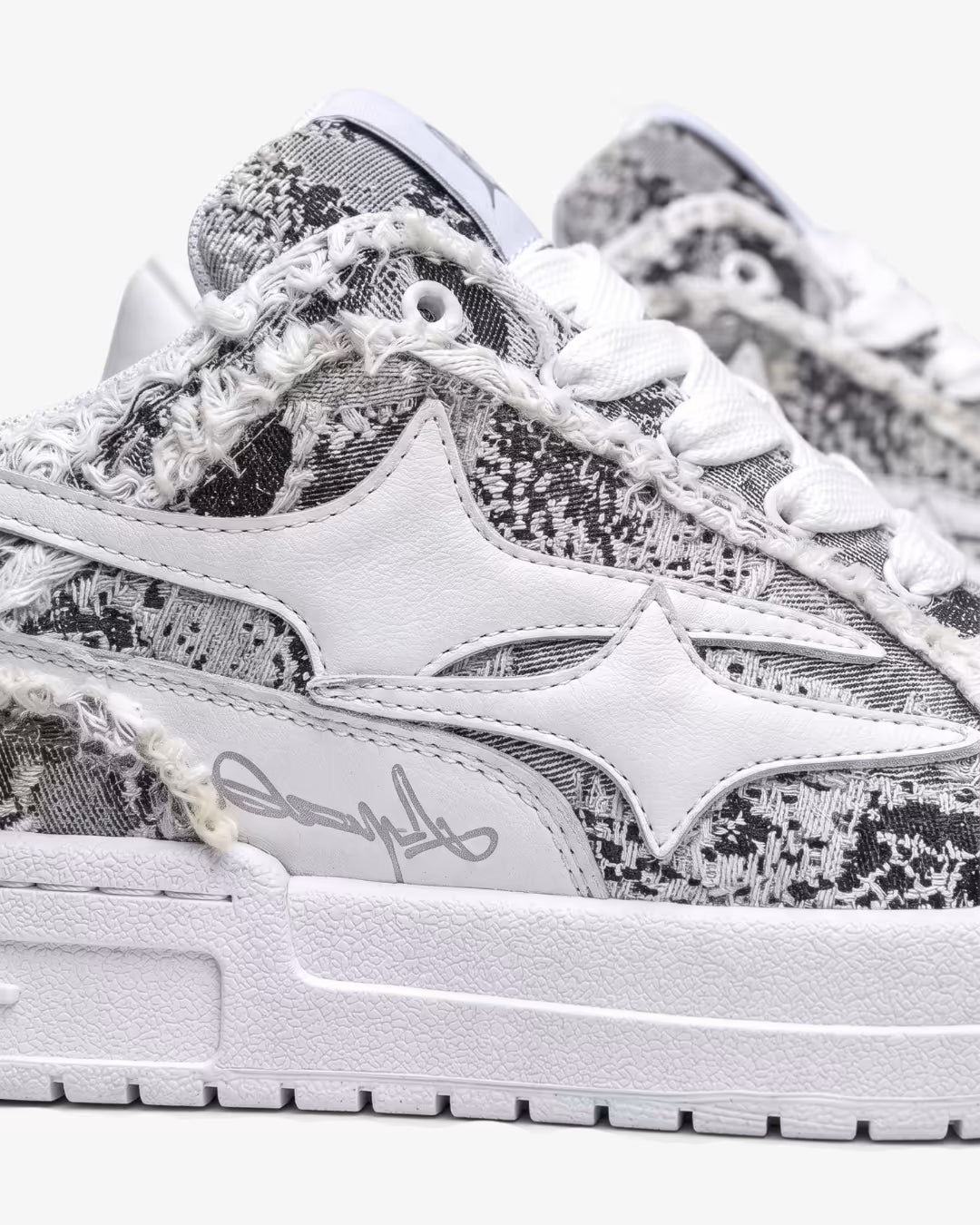 "ARLN" Dust Grey Trainers