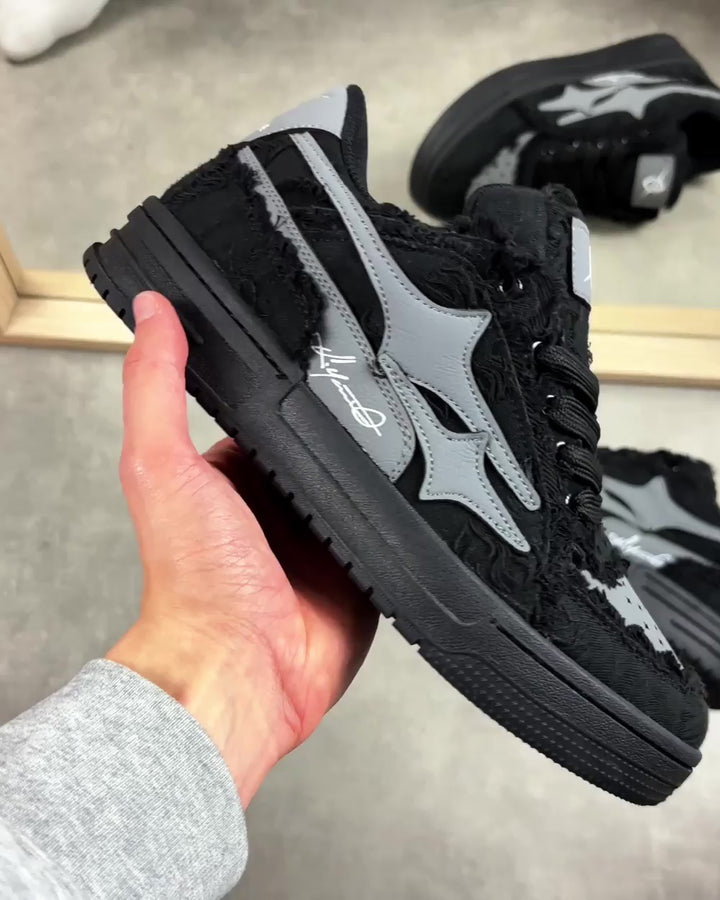 <tc>"BLACK AIRLINE" Shoes</tc>